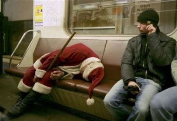 Babbo Natale addormentato in metro