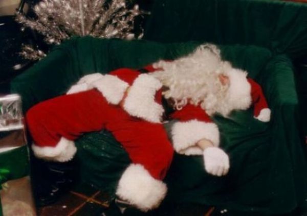 Babbo Natale sbronzo sul divano