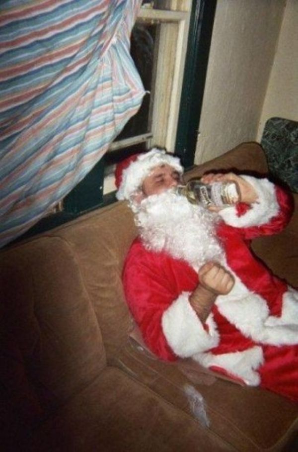 Babbo Natale steso con bottiglia